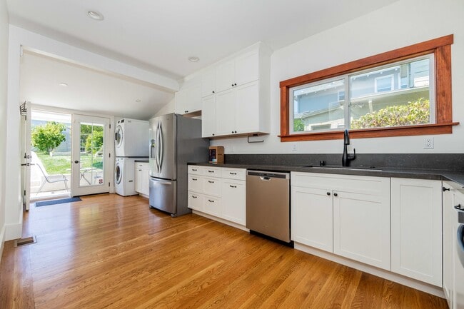 Newly renovated kitchen with updated appliances. - 431 Athol Ave Townhome