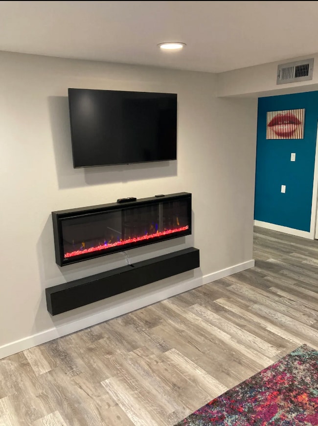 TV y chimenea eléctrica - 4115 SE Gladstone St