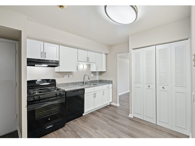 Spacious Kitchen | Apartments for Rent in Woodridge, Illinois | The Townhomes at Highcrest