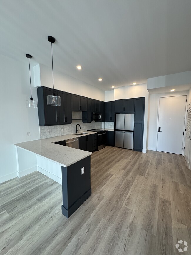 Kitchen U Shape With Bar - 89 NW 30th St Unit A Rental