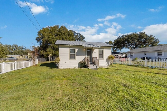 Photo - Charming 1/1 Home in St. Cloud Close to the Lakefront Park