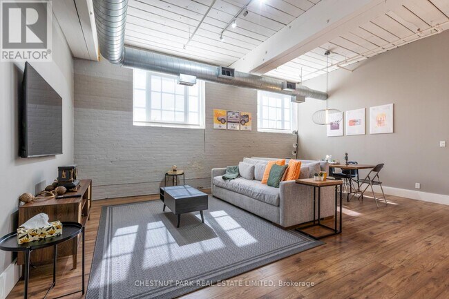 Photo - 1135 Dundas St E