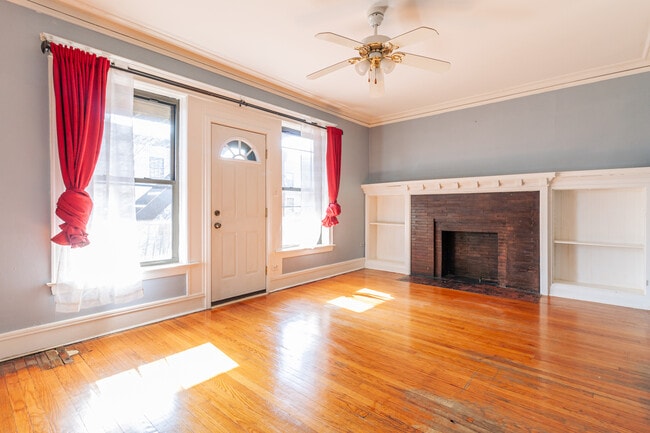 Building Photo - 910 W Belle Plaine Ave Unit 2F