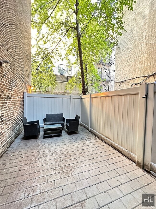 Building Photo - Mott Street