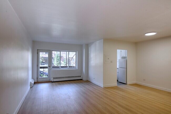 Building Photo - 2400 Av. Van Horne Unit 102