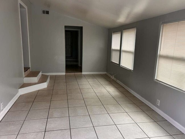 Photo - Charming Tampa Home in Quiet Neighborhood ...