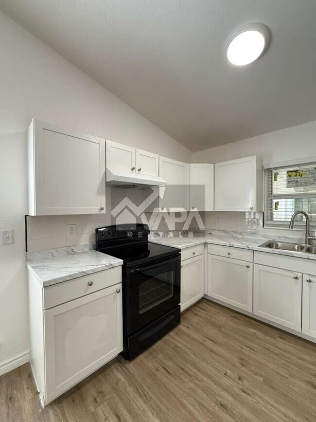 Photo - 7729 Narrow Pass St