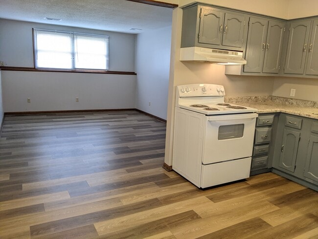 Photo - 303 N 6th St