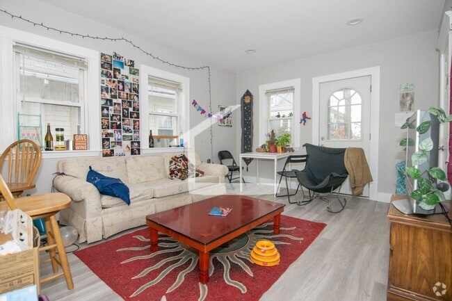 Building Photo - In-Unit Washer and Dryer. Fully Renovated ... Rental