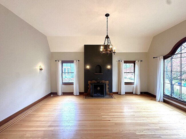 Photo - Eastmoreland 2 Bedroom Home with Yard and ...