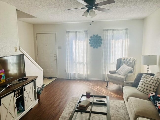 Photo - 2 Bd / 2 Ba Townhome Minutes Away From Cam...