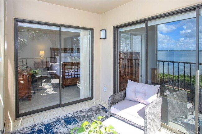 Photo - 4440 NE Sandpebble Trce Unidad 201