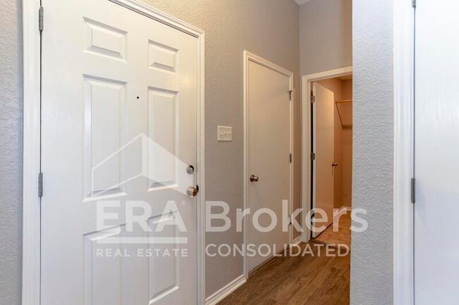 Photo - 1614 Twisted Oak Dr