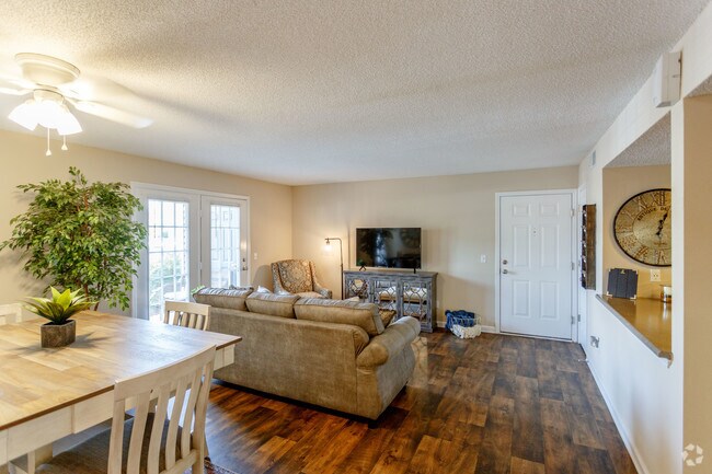 2BR, 2BA - 1035 SF