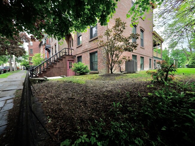 Building Photo - 4 Grand St
