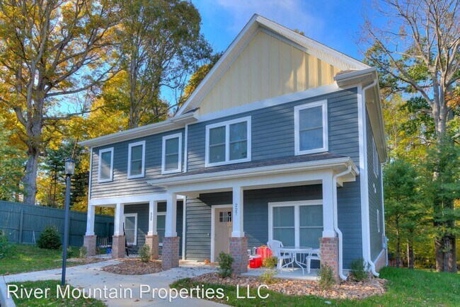 4 br, 4.5 bath House - 206 Uptown Trail - 4 br, 4.5 bath House - 206 Uptown Trail