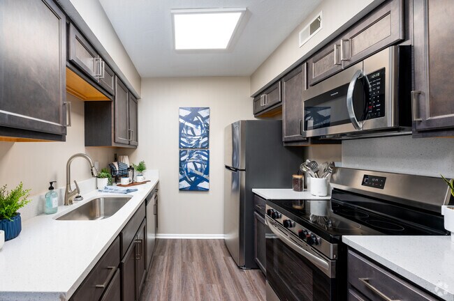 2BR, 1BA - 908SF - Kitchen
