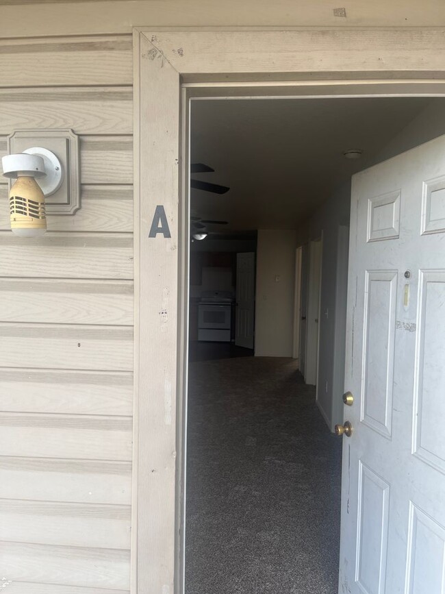 Building Photo - 3114 Oak Ln Unit A Rental
