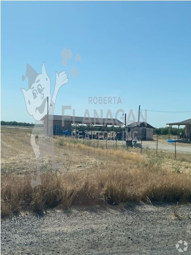 Building Photo - Country 3 bedroom/2 bathroom home