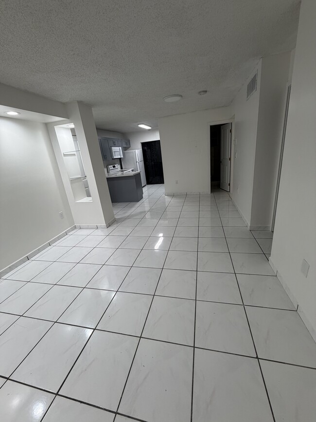 Building Photo - 2735 W 61st St