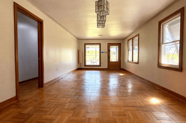 Lots of natural light - 3311 River Rd