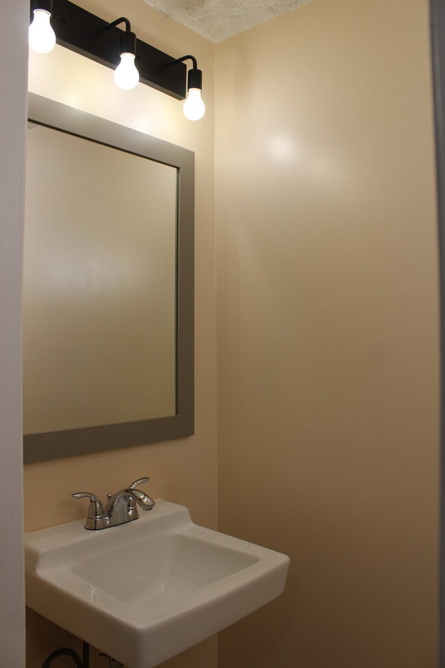 Photo - 32 Medimount Dr