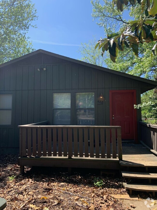 Building Photo - Cozy House just a walk away from Campus!