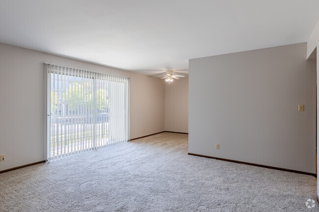 2BR, 1BA - Living/Dining