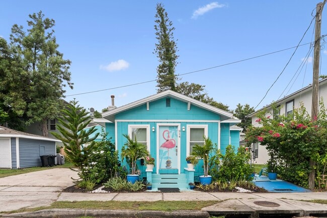 front entrance - 914 8th St N Unit STUDIO