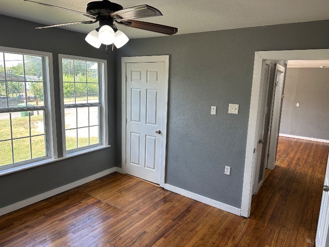 Photo - 311 Glamis Ave