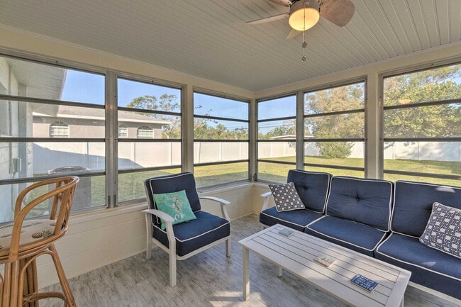 Building Photo - 1017 Pineland Ave Unit ID1385877P