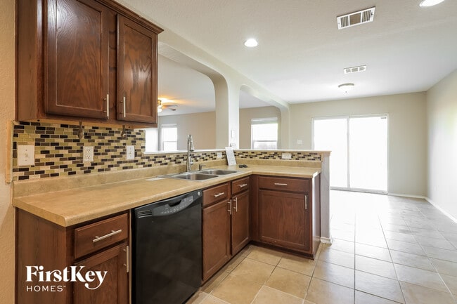 Photo - 1811 Buescher Path