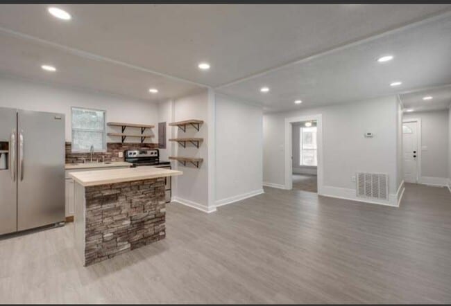 Photo - 691 Berry St NE