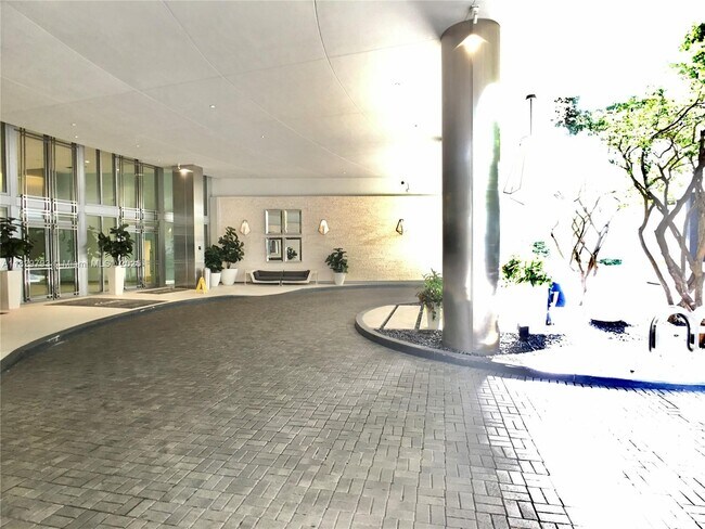 Photo - 92 SW 3rd St Unidad 4410