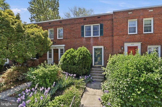 Building Photo - 123 E Linden St