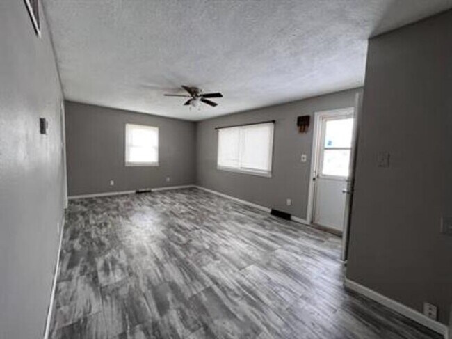 Photo - 2400 Wisconsin St SW