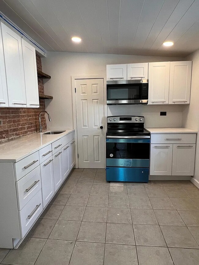 Building Photo - 206 S Chestnut St Unit 4