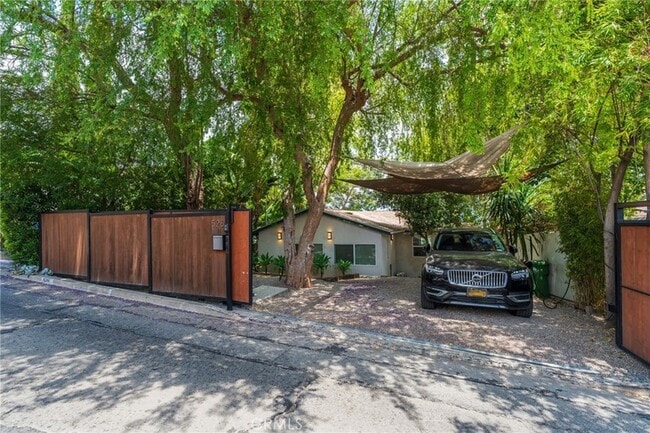 526 Crane Blvd