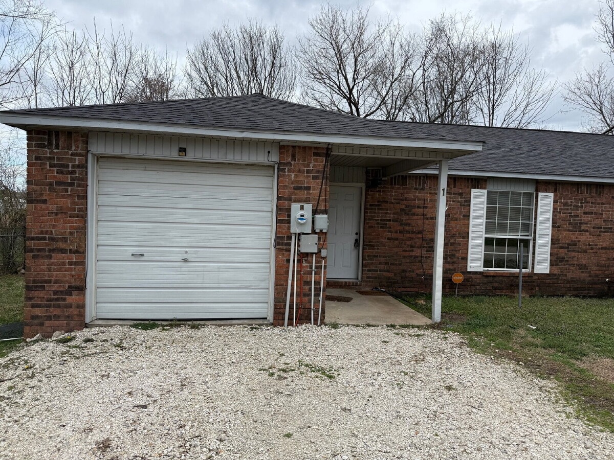 "Charming 3-Bed, 2-Bath Prairie Grove Gem with 1200 Sq Ft of Comfort!" - "Charming 3-Bed, 2-Bath Prairie Grove Gem with 1200 Sq Ft of Comfort!" Unit 306 East Thurman Street