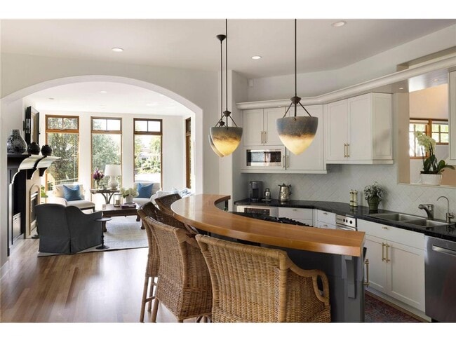 Building Photo - 745 Rice St E