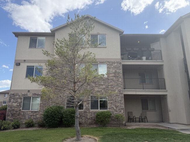 Building Photo - 999 Village River Ln