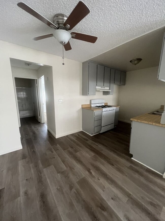 8541 Foothill Blvd., Sunland