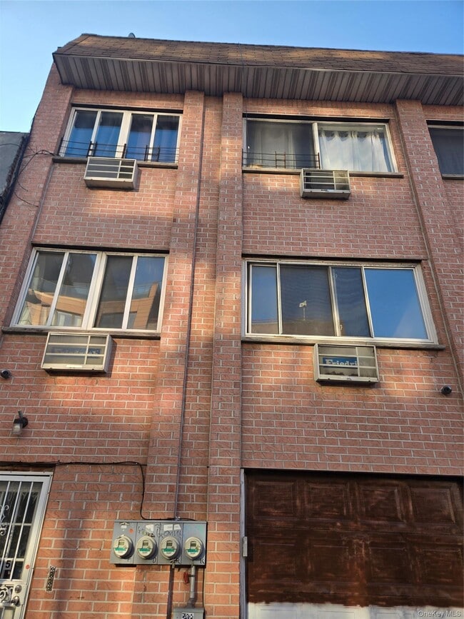 Building Photo - 985 Halsey St