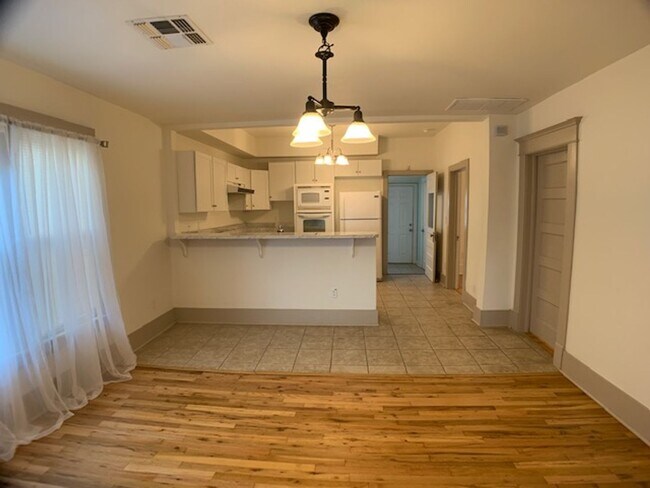 Photo - Edmond 3 bed 1 1/2 bath close to UCO