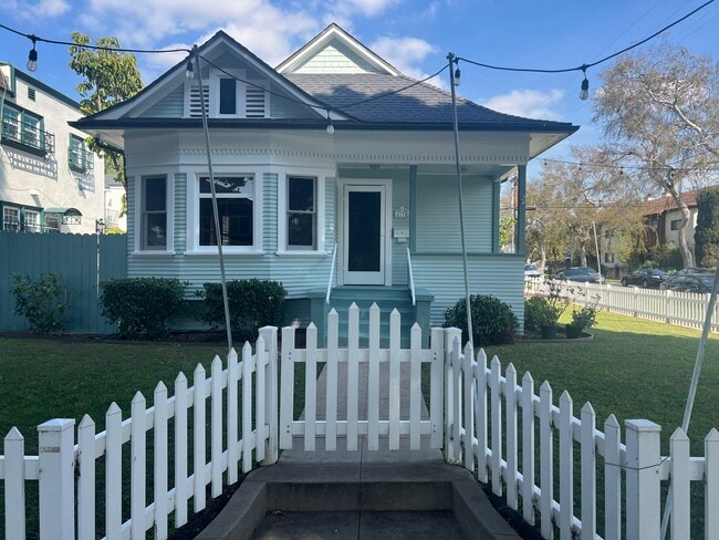 Building Photo - 4190 Lincoln Ave