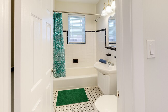 Photo - 135 MacLaren