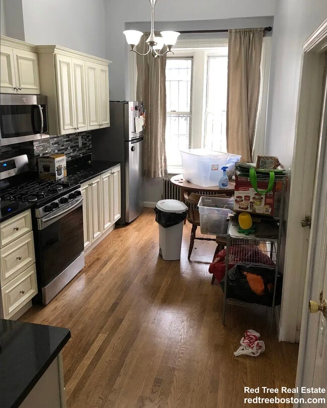 Building Photo - 686 Parker St Unit 2