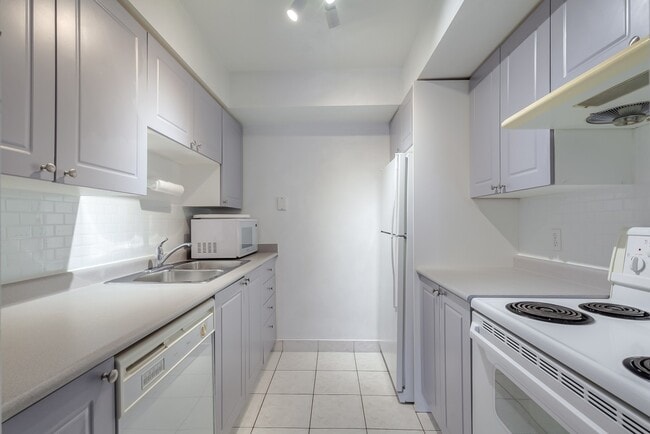 Building Photo - 256 Doris Ave Unit 801