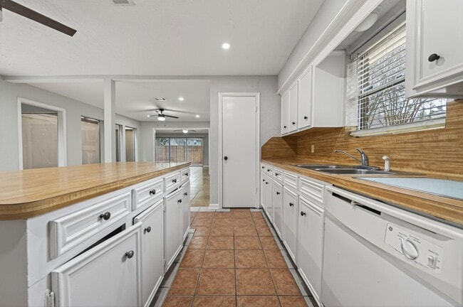 Photo - 6102 Crakston St