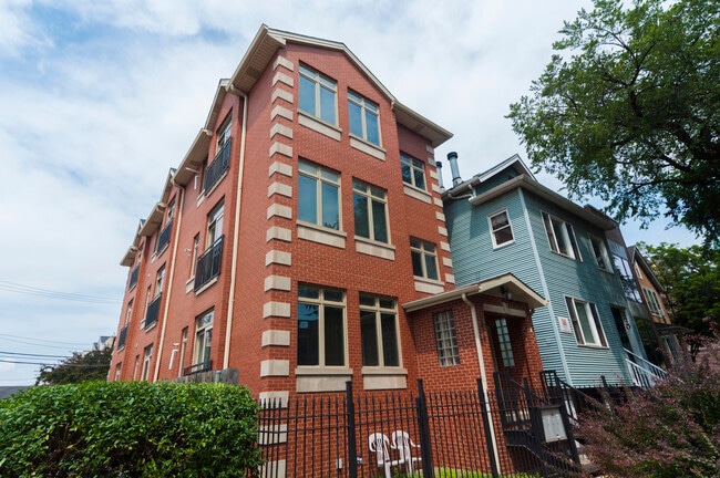Building Photo - 2416 N Greenview Ave Unit G